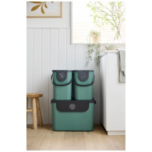 Rotho Albula Recycling-Müllsystem, 55L, Mistletoe Green, gestapelt. Modular, mit Aufklebern zur Kennzeichnung.