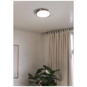 Runde Eglo LED-Deckenleuchte Fueva 6 in Nickel-Optik mit weissem Diffusor an der Decke.