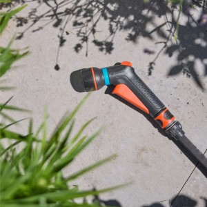 Gardena Multi-Brause Classic su pavimento in pietra con piante. Spruzzatore da giardino con diversi modelli di spruzzo.