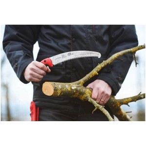 Scie Felco 640 en action : homme sciant une branche avec une scie d'élagage courbée. Idéal jardin & forêt.