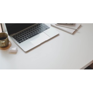 Weiße Tischplatte 180x80 cm als Schreibtisch mit Laptop, Notizbuch und Kaffeetasse.