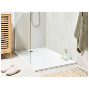 Receveur de douche Beliani Azzurro blanc en plastique SMC aspect pierre, plat, avec bonde latérale dans salle de bain.