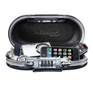 Cassetta di sicurezza Master Lock grigia, aperta con contenuto: cellulare, fotocamera, passaporto, orologio, chiave auto.