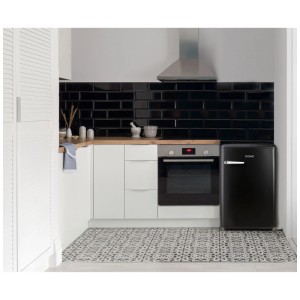 Congelatore Domo DO91771R nero (80 l) in stile retrò in ambiente cucina.