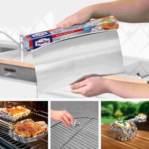 Fogli di alluminio Toppits 20m extra resistenti, estratti dal dispenser. Mostra uso per cottura, grigliare carne e patate, pulizia griglia.