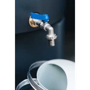 Raccordo per botte da pioggia in ottone 19,17 mm (1/2) con maniglia blu su botte da pioggia, annaffiatoio sotto.