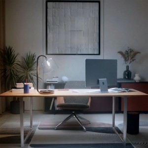 Modernes Home Office mit Schreibtisch und Philips Hue E14 Leuchtmittel für einstellbares Licht.