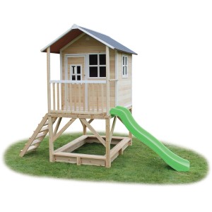 EXIT Loft 500 cabane en bois avec toboggan, bac à sable et échelle sur gazon.