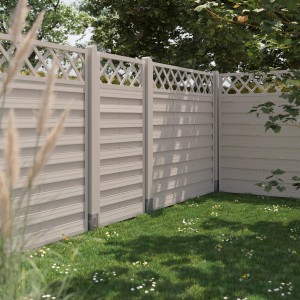 Panneau occultant lasuré Country Cream, 180x180cm, avec treillis supérieur dans le jardin.