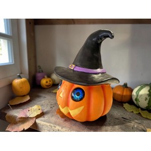Figura decorativa LED zucca di Halloween arancione con cappello da strega, altezza 36 cm.