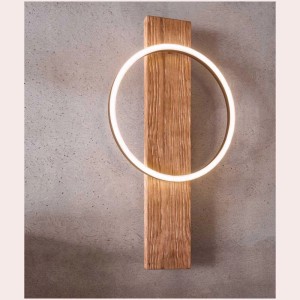 Applique murale LED Boyal moderne en noir et naturel avec des éléments en bois et en métal.