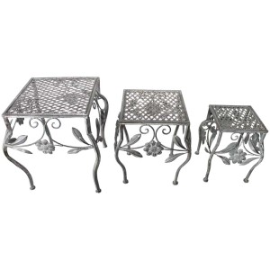 Set di tre fioriere quadrate in ferro grigio antico con decoro floreale.