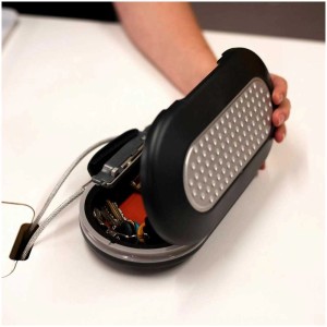 Cassetta di sicurezza Master Lock Mini Safe nera aperta con contenuto e cavo di sicurezza.