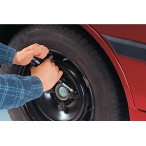 Utilisation de la pompe à graisse LUX pour lubrifier un pneu de voiture.