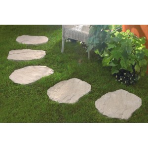 Pas japonais Nativa aspect calcaire comme chemin de jardin sur pelouse, 56x42x4 cm.