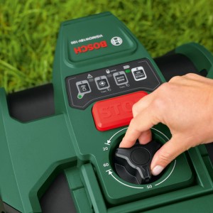 Gros plan : robot tondeuse Bosch VISIMOW 18V-100 Solo, réglage de la hauteur de coupe.