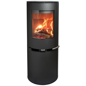 Poêle à bois Aduro 9.8 noir avec feu dans la chambre de combustion et rangement pour accessoires.