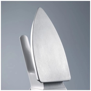 Dettaglio del ferro da stiro Severin BA3211 con piastra in alluminio argento-bianco.