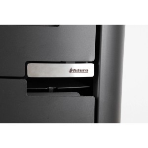 Gros plan : Poêle Aduro 15 en acier noir avec fonction automatique.