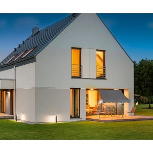 Tenda a braccio Renville antracite 2x1,5 m con illuminazione a LED sulla casa.