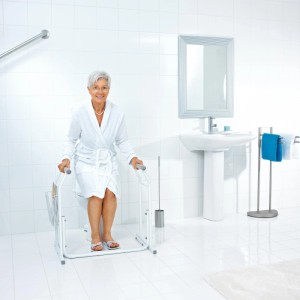 Support WC mobile Ridder blanc avec panier de rangement dans salle de bain avec utilisatrice.