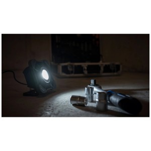 Faretto da lavoro a LED Steffen 10W con supporto illumina gli strumenti in un cantiere.