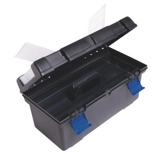 Boîte à outils LUX noire ouverte de 48 cm avec fermeture bleue et organiseur dans le couvercle.