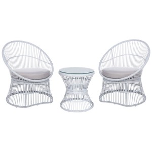 Ensemble bistro Beliani Mesyna en polyrotin blanc avec table et deux fauteuils avec coussins.