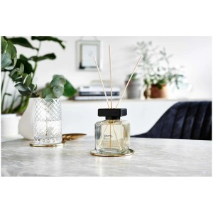 Ipuro Raumduft Essentials Cedar Wood 200ml mit Duftstäbchen auf Tisch.