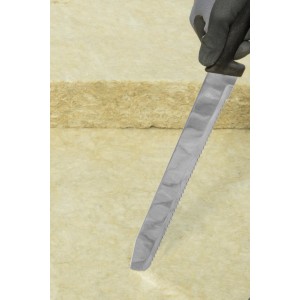 Coltello per isolamento Wolfcraft con lama da 305 mm taglia materiale isolante. Mano con guanto che tiene il coltello.