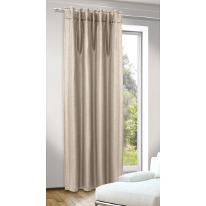 Sciarpa ad anello beige Uni Dimout (245x135 cm) davanti alla finestra con divano.