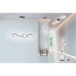 Lampadaire LED moderne Trio Rondo, noir mat, avec cinq anneaux dans un salon.