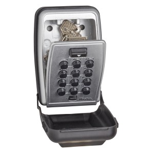 Cassetta portachiavi da muro Master Lock Select Access 5423EURD aperta, nera e grigia, con tastierino e chiavi.