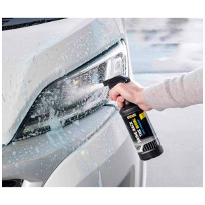 Application : Kärcher RM 618 nettoyant insectes nettoie le pare-brise de la voiture des insectes.