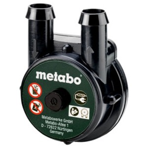 Kompakte Metabo Vorsatzpumpe BPV 01 in Schwarz-Grün mit Schlauchanschlüssen für Bohrmaschinen. Zum Wasserpumpen.