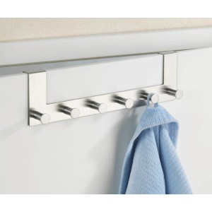 Wenko Celano appendiabiti da porta con 6 ganci in acciaio inox, montato su porta con asciugamano blu.