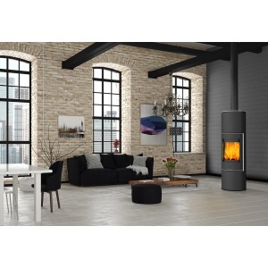 Poêle Fireplace Perondi noir (5 kW) dans un salon avec un feu allumé.