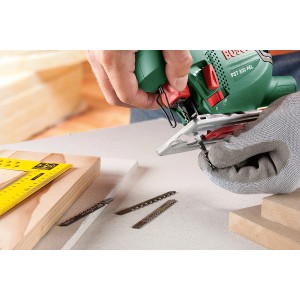 Seghetto alternativo Bosch PST 800 PEL in azione con legno e accessori.