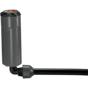 Raccord en L Gardena 25 mm avec arroseur escamotable sur tuyau de système d'arrosage.