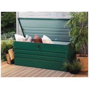Geöffnete, dunkelgrüne Beliani Auflagenbox Cebrosa aus Stahl mit Kissen und Holzscheiten.