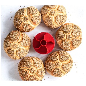 Brötchenstempel rot mit Salzsemmeln. Küchenhelfer zum Backen von Semmeln mit Muster.