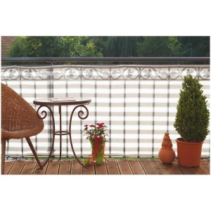 Balcon avec brise-vue en PE rayé, table et plantes.