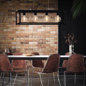 Suspension noire Briloner avec 4 ampoules au design vintage au-dessus d'une table à manger.