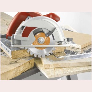 Lama per sega circolare manuale kwb HM Ø 210 mm, 34 denti in uso per tagliare il legno.