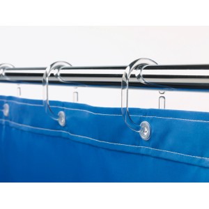 Anneaux de rideau de douche transparents Spirella C-Minor en plastique sur tringle avec rideau bleu.