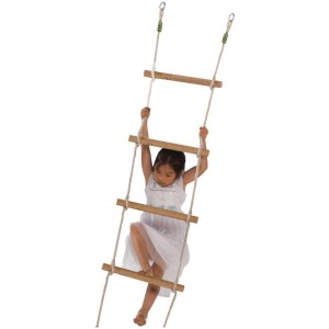 Bambina che si arrampica sulla scala di corda Pletscher con 5 pioli in legno, ideale per altalene e torri gioco.