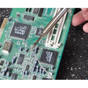 Fer à souder Rothenberger Industrial 40W soudant sur une carte de circuit imprimé.