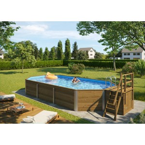 Piscine en bois Weka avec échelle, système de filtration et local technique dans le jardin.