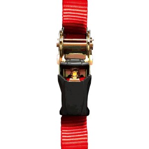 Gros plan : Sangle d'arrimage rouge avec tendeur noir et boucle en métal. Idéal pour sécuriser les charges.