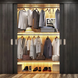 Beleuchteter Kleiderschrank mit Brilo LED-Streifen, der Kleidung und Schuhe in Szene setzt.